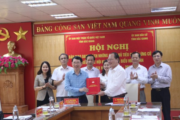 Ban Thường trực Ủy ban MTTQ Việt Nam tỉnh Bắc Giang bàn giao danh sách chính thức những người đủ...